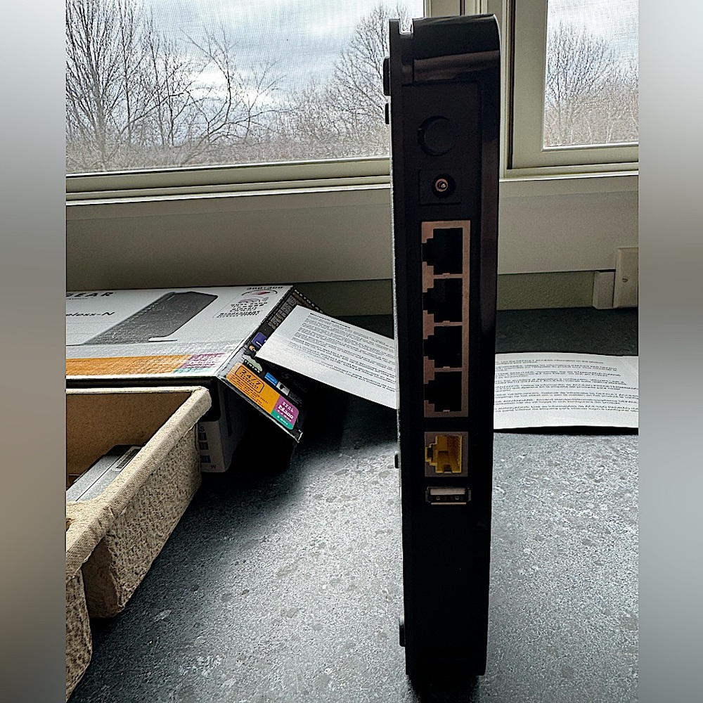 NETGEAR RangeMax Dual Band Wireless-N Gigabit Router - Picture 4 of 11